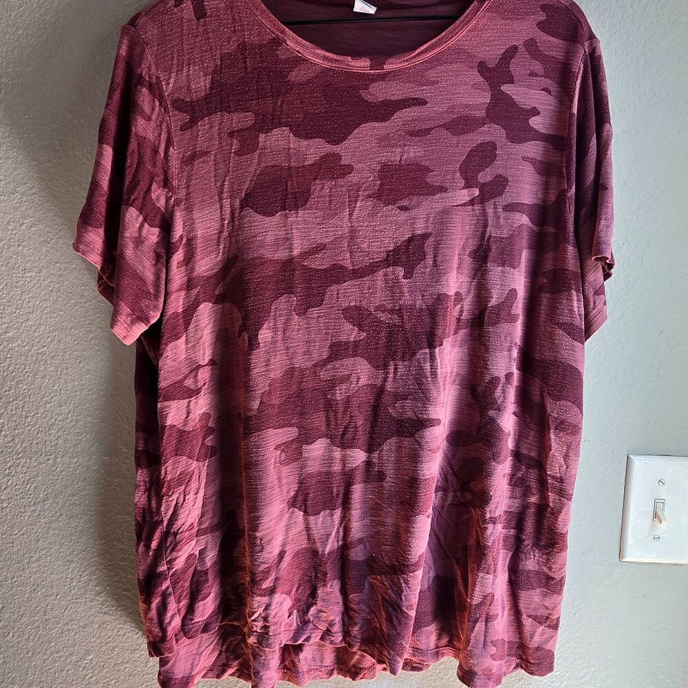 Red Camo Print Tee - Old Navy - XL